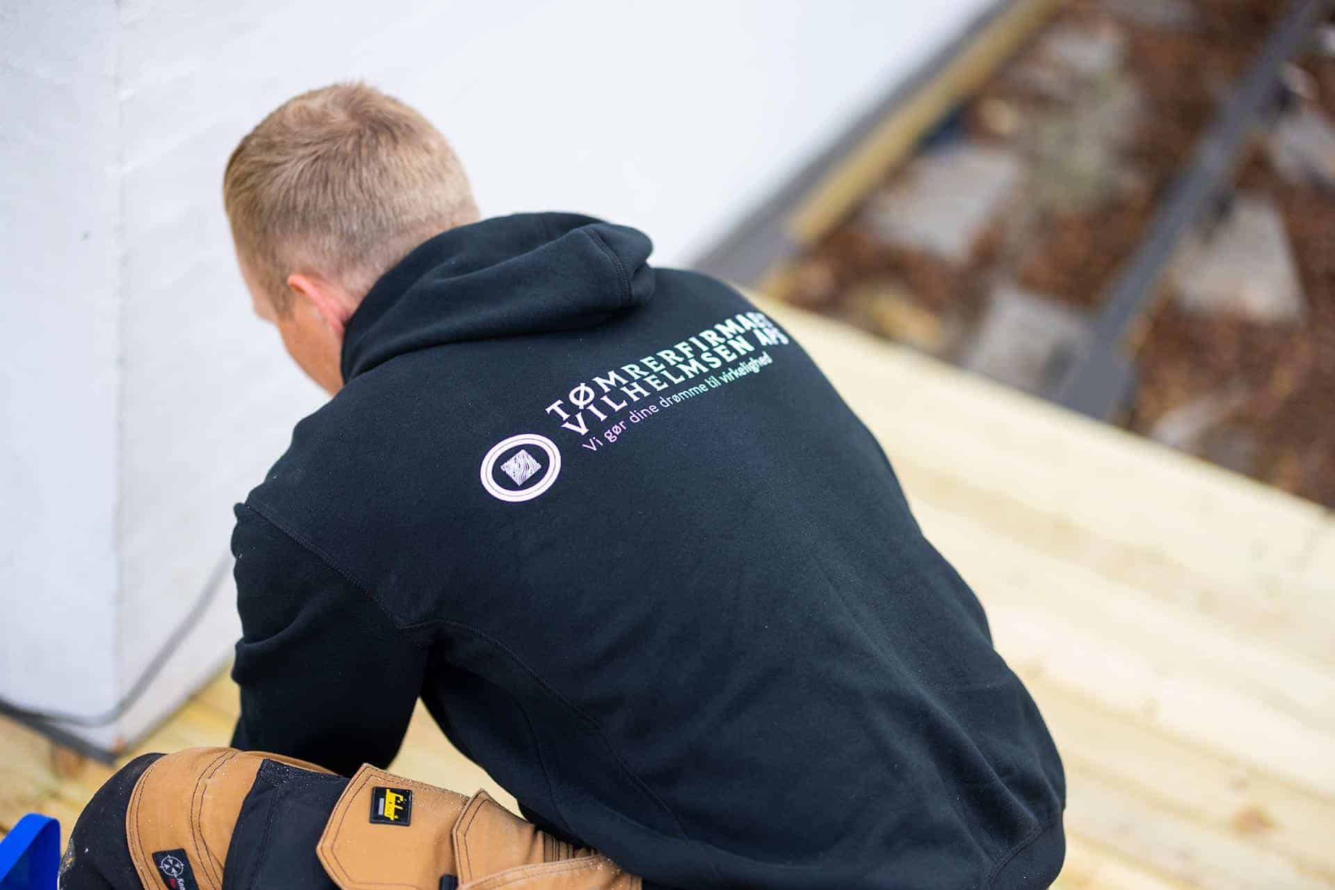 Tømrer arbejder på terrasse